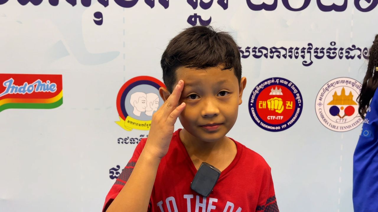 មាឌល្អិតចិត្តធំ! កុមារា ឃូ ស៊ុនស៊ីញ វ័យ១០ឆ្នាំ តាំងចិត្តខ្ពស់ចង់ដើរតាមគន្លងធ្លាឪពុក ក្លាយជាកីឡាករជម្រើសជាតិវាយកូនឃ្លីលើតុ