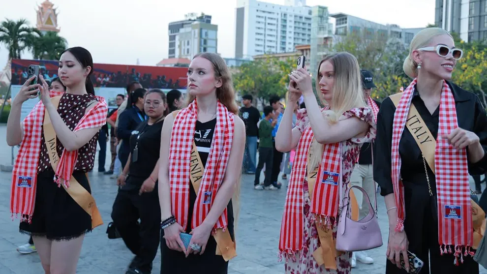 Miss Planet International ទាំង ៣២ ប្រទេស ទៅទស្សនារូបគំនូរសិល្បៈ ដើម្បីសន្តិភាព