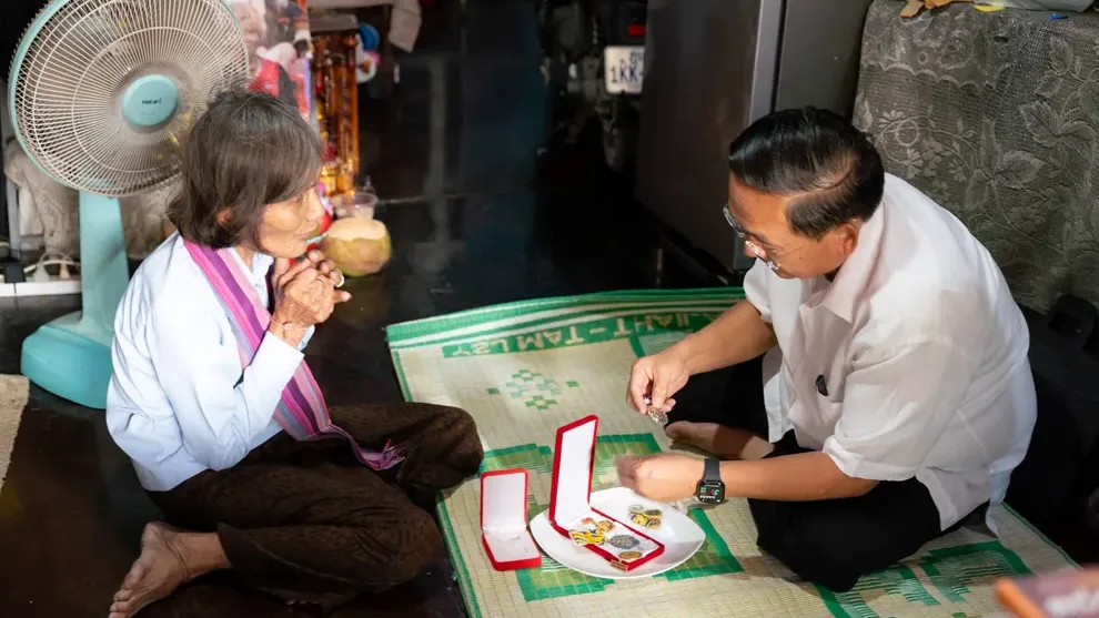 អភិបាលខេត្តបាត់ដំបង ទៅសួរសុខទុក្ខលោកយាយ រស់ សាបឿន ជាបងស្រីបង្កើតរបស់លោកស្រី រស់ សេរីសុទ្ធា