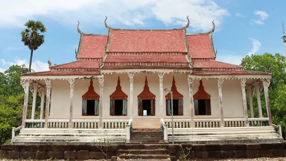 វិហារបុរាណអាយុកាល ១០០ ឆ្នាំ ស្ថិតក្នុងអារាមកំពង់ត្រឡាចលើ ខេត្តកំពង់ឆ្នាំង