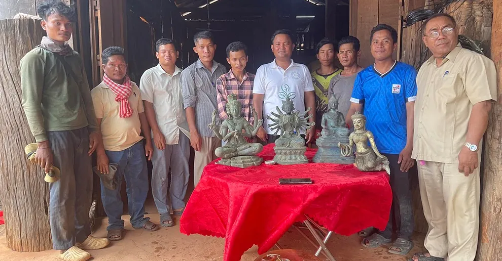 ពលរដ្ឋប្រទះ​ឃើញ​បដិមាករ ៤ អង្គ កប់​​ដី​ក្នុង​ចម្ការ​ស្វាយចន្ទីខេត្ត​កំពង់​ធំ