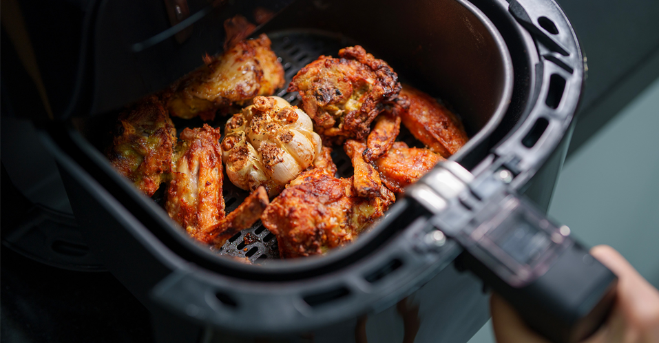 ប្រើម៉ាស៊ីនបំពង Air Fryer រាល់ថ្ងៃ ត្រូវប្រយ័ត្ន! ៥ កំហុសនេះធ្វើឱ្យអាហារមិនឆ្ងាញ់ ថែមទាំងប្រឈមហានិភ័យសុខភាព