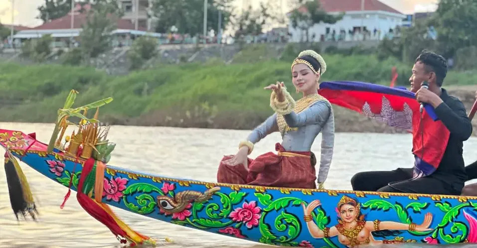 បច្ចុប្បន្ននារីរាំក្បាលទូក មិនសូវជាឃើញមានច្រើនឡើយ ក្នុងពិធីប្រណាំងទូក