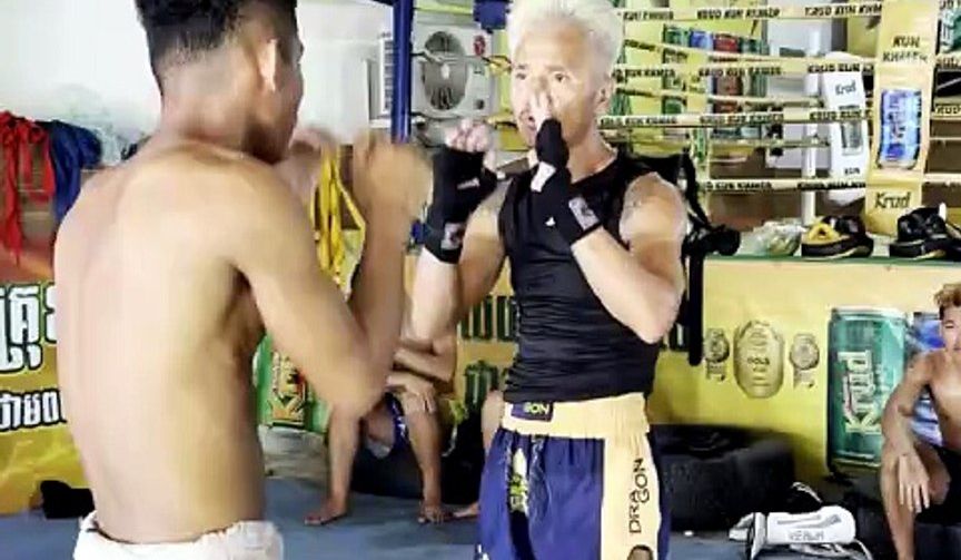 ឡោ គឹមហ៊រ បោះបង់កាងារបើកឡានទឹកកក ដើម្បីក្ដីស្រមៃលុ
