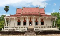 វិហារបុរាណអាយុកាល ១០០ ឆ្នាំ ស្ថិតក្នុងអារាមកំពង់ត្រឡាចលើ ខេត្តកំពង់ឆ្នាំង