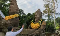 អាជ្ញាធរ​ជាតិ​អប្សរា ធ្វើពិធីភ្ជាប់​ព្រះសិរ និង​បើក​ព្រះ​នេត្រ​ចម្លាក់​ទេព២ នៅ​ខ្លោងទ្វារជ័យ
