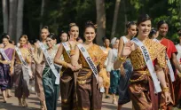 បេក្ខនារី Universal Woman 2026 បង្ហាញភាពស្រស់ស្អាតយ៉ាងលេចធ្លោក្នុងឈុត «ស្បៃខ្មែរ» នៅប្រាសាទអង្គរវត្ត