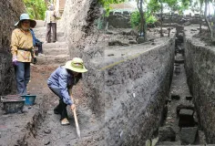 អាជ្ញាធរជាតិអប្សរា ធ្វើកំណាយជុំវិញកំពែងព្រះបរមរាជវាំងនៃក្រុងអង្គរធំ រកឃើញប្រព័ន្ធបង្ហូរទឹកបុរាណ