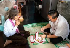 អភិបាលខេត្តបាត់ដំបង ទៅសួរសុខទុក្ខលោកយាយ រស់ សាបឿន ជាបងស្រីបង្កើតរបស់លោកស្រី រស់ សេរីសុទ្ធា