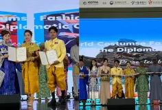 តំណាង​ទូត​ខ្មែរនៅ​​កូរ៉េ ដើរ​ម៉ូត​បង្ហាញ​ឈុតបុរាណ​ខ្មែរ​ក្នុង​ពិព័រណ៍​សម្លៀកបំពាក់ប្រពៃណីពិភពលោក
