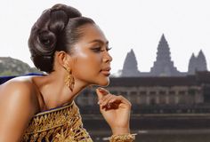 ស័ក្តិសមឥតទាស់ ទាំងសម្បុរស្បែក រូបសម្រស់ កុយ អេនណា គ្រងឈុតស្បៃនៅប្រាសាទអង្គរវត្ត ឃើញហើយគួរឲ្យគយគន់