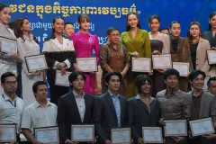 សាន្ត កុសុមៈ រវល់កិច្ចការបង្រៀនយ៉ាងណា ក៏មិនភ្លេចវេទិកា «យុវជនក្នុងកិច្ចការពារវប្បធម៌» - Article