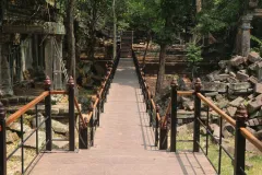 ស្ពានឈើថ្មើរជើងប្រាសាទបេងមាលា ទើបសង់រួច ស្អាតប្រៀបបានជណ្ដើរឡើងឋានសួគ៌បុរាណ - Article