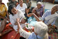 អ្នកស្រុកអង្គរ បន្តទំនៀមទម្លាប់បុរាណ «កាត់សក់បង្កក់ឆ្មប» ដល់ទារកទើបកើត - Article