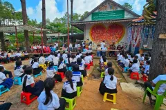ទី​បំផុត​ផ្ទះ​ស្នាក់​របស់​លោកគ្រូអ្នកគ្រូបង្រៀននៅសាលា​ដូង ​​មិន​មាន​ការ​រុះរើ ថែម​ទាំងទទួលបានការ​ឧបត្ថម្ភ​ពី​រដ្ឋាភិបាល - Article