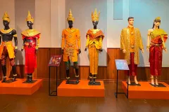 ទៅ​សៀមរាប​កុំ​ភ្លេច​ចូល​មើល​ពិព័រណ៍​សំលៀកបំពាក់​ប្រពៃណី​បុរាណ​ខ្មែរ សម្រាប់ភ្ញៀវ​ខ្មែរ​ ១ពាន់​រៀល​ប៉ុណ្ណោះ - Article