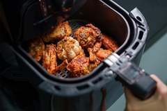 ប្រើម៉ាស៊ីនបំពង Air Fryer រាល់ថ្ងៃ ត្រូវប្រយ័ត្ន! ៥ កំហុសនេះធ្វើឱ្យអាហារមិនឆ្ងាញ់ ថែមទាំងប្រឈមហានិភ័យសុខភាព - Article
