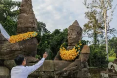 អាជ្ញាធរ​ជាតិ​អប្សរា ធ្វើពិធីភ្ជាប់​ព្រះសិរ និង​បើក​ព្រះ​នេត្រ​ចម្លាក់​ទេព២ នៅ​ខ្លោងទ្វារជ័យ - Article