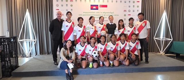 កីឡាបាល់ទាត់ធ្វើឱ្យសិស្សបឋមសិក្សាស្រះស្រង់ខេត្តសៀមរាប៣រូបមានឱកាសជិះយន្ដហោះទៅក្រៅប្រទេសលើកដំបូង