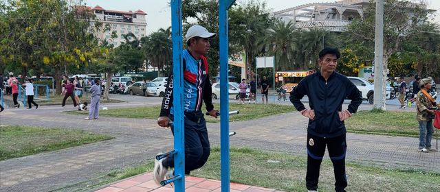 លោក រត័្ន ប៊ុនថន មានវ័យ៥៤ឆ្នាំ មិនមានជំងឺជាប់ខ្លួនហើយរាងកាយនៅតែមាំមួន ដោយសារការហាត់ប្រាណតាមសួនច្បាររៀងរាល់ថ្ងៃ