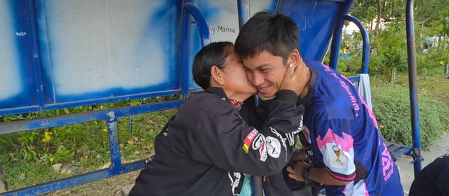 ម្ដាយយុវជន សួន សុខាបញ្ញា របស់ក្រុមច្បារអំពៅសង្ឃឹមឃើញកូនប្រុសបង្ហាញខ្លួនលើវាលស្មៅស្តាតអូឡាំពិក ផ្ដាច់ព្រ័ត្រជើងឯកវិទ្យាល័យ