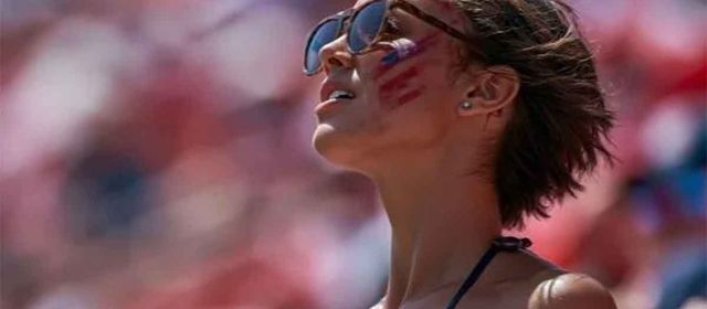 ផ្ទុះរូបភាពអ្នកគាំទ្រនារីដ៏ស្រស់ស្អាតម្នាក់ទៀតហើយនៅក្នុងព្រឹត្តិការណ៍​ World Cup តើនាងជានរណា?