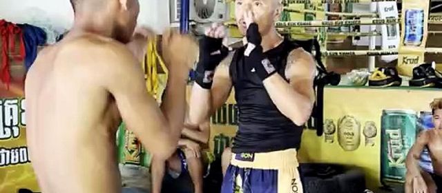ឡោ គឹមហ៊រ បោះបង់កាងារបើកឡានទឹកកក ដើម្បីក្ដីស្រមៃលុបបំបាត់ជីវភាពលំបាកឪពុកម្ដាយ តាមរយៈគុនខ្មែរ