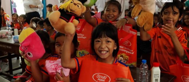 នាយិការងសាលាបឋមសិក្សាផ្សារលើ ថ្លែងអំណរគុណក្រុមបឹងកេត ដែលបានអប់រំពីរបបអាហារមានជីវជាតិ ការលេងកីឡា ចែកតុក្តតា ព្រមទាំងទឹកដោះគោដល់សិស្សានុសិស្ស