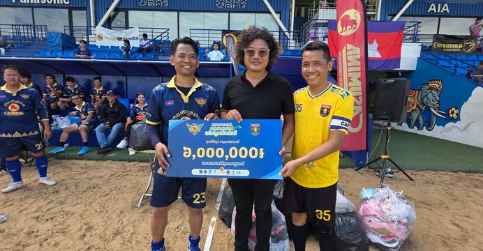 ក្រុមបាល់ទាត់សុខសាន្ដ និងក្រុមតោក្រហមរៀបចំការប្រកួតមិត្តភាពភ្ជាប់យុទ្ធនាការជួយកុមារកំព្រានៅមណ្ឌលមែកឈើ