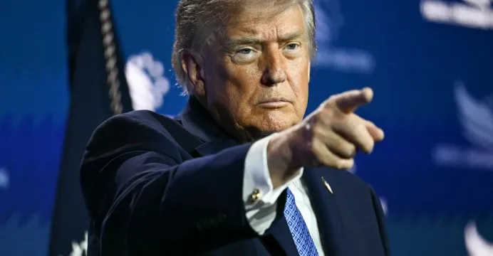 លោក Donald Trump គំរាមដំឡើងពន្...