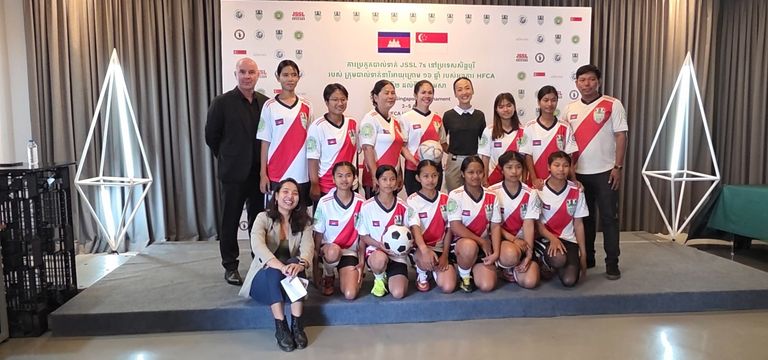 កីឡាបាល់ទាត់ធ្វើឱ្យសិស្សបឋមសិក...