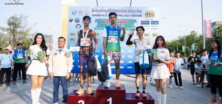 ទទួលទានភីហ្សា នៅពេលល្ងាចមុនថ្ង...