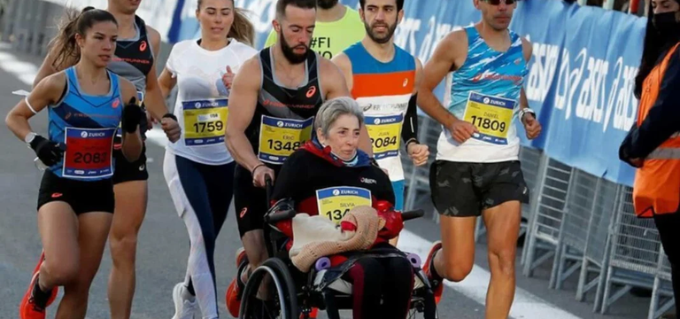 បុរសជនជាតិអេស្ប៉ាញរត់រុញម្ដាយប...