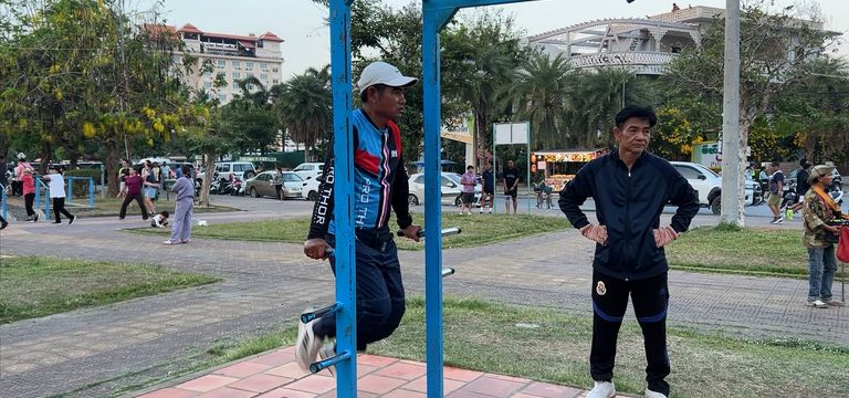 លោក រត័្ន ប៊ុនថន មានវ័យ៥៤ឆ្នាំ...