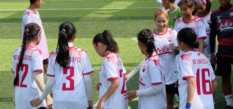 គ្រូក្រុមបាល់ទាត់នារី XO Unite...