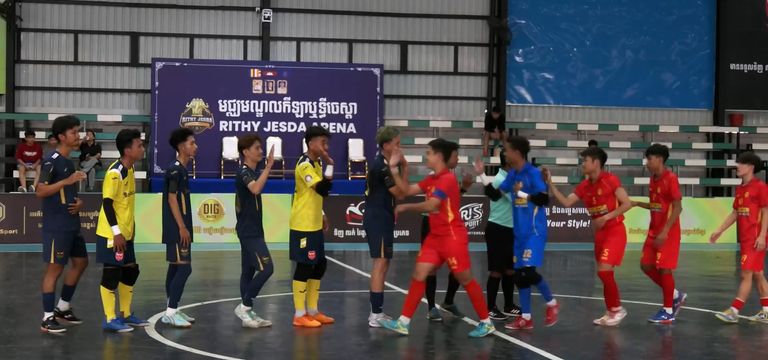ពានរង្វាន់បាល់ទាត់ក្នុងសាល Rit...