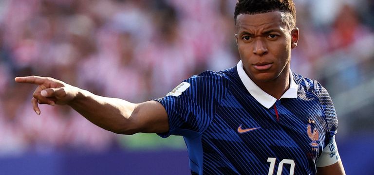 Mbappe ឡើងកម្ដៅក្រៅទីលានជាមួយអ...
