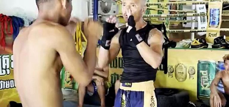 ឡោ គឹមហ៊រ បោះបង់កាងារបើកឡានទឹក...