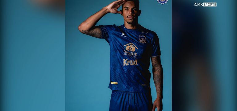 ខ្សែការពារ Mateus Barbosa បានក...