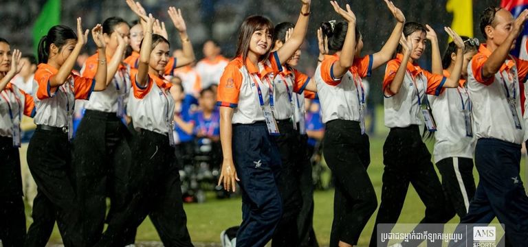 បុរសឯក និង បវរកញ្ញា ៥០ រូប នឹង...