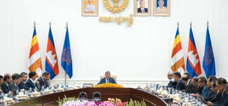 រដ្ឋាភិបាល​សម្រេច​បង្កើត​ក្រុម...