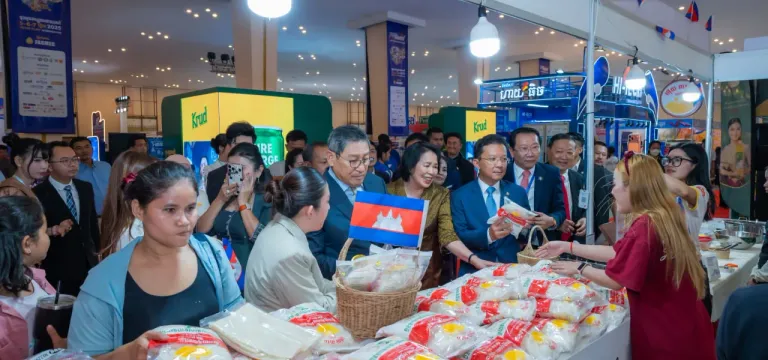 ទំនិញ​ថៃ មក​កម្ពុជា​ បន្ដធ្លាក...