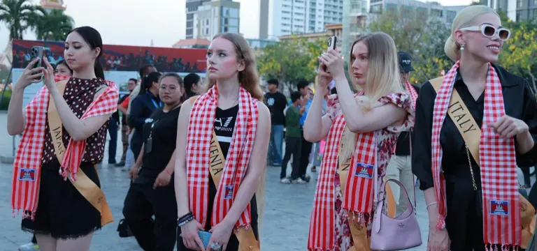 Miss Planet International ទាំង ៣២ ប្រទេស ទៅទស្សនារូបគំនូរសិល្បៈ ដើម្បីសន្តិភាព