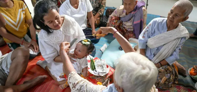 អ្នកស្រុកអង្គរ បន្តទំនៀមទម្លាប់បុរាណ «កាត់សក់បង្កក់ឆ្មប» ដល់ទារកទើបកើត