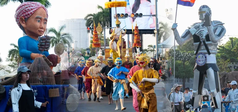 ទស្សនីយភាព​ការហាត់សមក្បួនដង្ហែនគរសង្រ្កាន្ត រួមទាំងការតុបតែងលម្អដ៏ប្រណិត​នៅផ្លូវថ្មើរជើងភ្នំពេញ