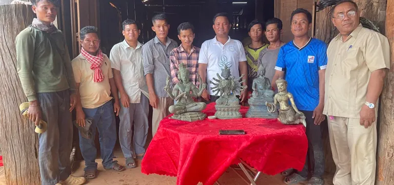 ពលរដ្ឋប្រទះ​ឃើញ​បដិមាករ ៤ អង្គ កប់​​ដី​ក្នុង​ចម្ការ​ស្វាយចន្ទីខេត្ត​កំពង់​ធំ