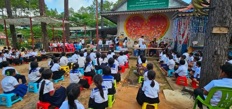 ទី​បំផុត​ផ្ទះ​ស្នាក់​របស់​លោកគ្រូអ្នកគ្រូបង្រៀននៅសាលា​ដូង ​​មិន​មាន​ការ​រុះរើ ថែម​ទាំងទទួលបានការ​ឧបត្ថម្ភ​ពី​រដ្ឋាភិបាល
