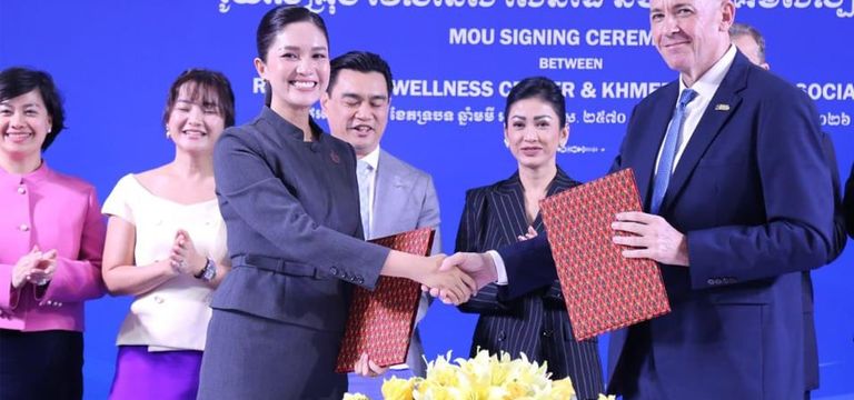 នៅ សុនិតា តំណាងសមាគមសិល្បករខ្មែរ ចុះ MoU ជាមួយ រ៉ូយ៉ាល់គ្រុប វែលនេស សេនធើ ផ្តល់ជូនការគាំពារសុខុមាលភាពពិសេសជូនសិល្បករខ្មែរ