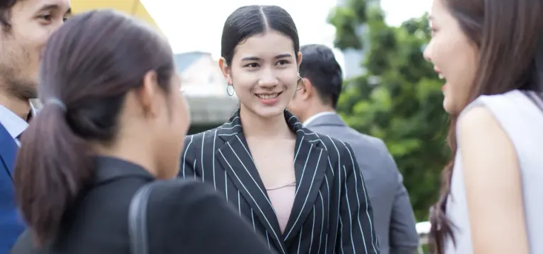 Connection ល្អមិនមែនគ្រាន់តែស្គាល់មុខស្គាល់ឈ្មោះ តែត្រូវឱ្យគេដឹងថាយើងពូកែអ្វី និងជួយអ្វីគេបាន! ចង់ពង្រីកបណ្ដាញទំនាក់ទំនង គួរស្វែងយល់ ៣ វិធីសាស្ត្រខាងក្រោម