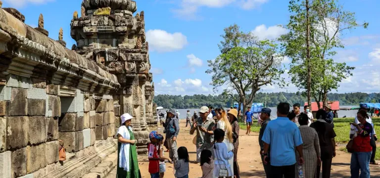 មុនបើកសម្ពោធផ្លូវការខែក្រោយ  ប្រាសាទមេបុណ្យខាងលិច កំពុងទាក់ទាញទេសចរចូលទស្សនាហូរហែ